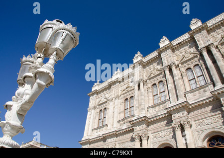 Türkei, Istanbul, Dolmabahce Palast. 19. Jahrhundert Sultan Residenz befindet sich am Ufer des Bosporus. Stockfoto