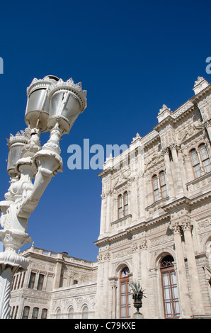 Türkei, Istanbul, Dolmabahce Palast. 19. Jahrhundert Sultan Residenz befindet sich am Ufer des Bosporus. Stockfoto