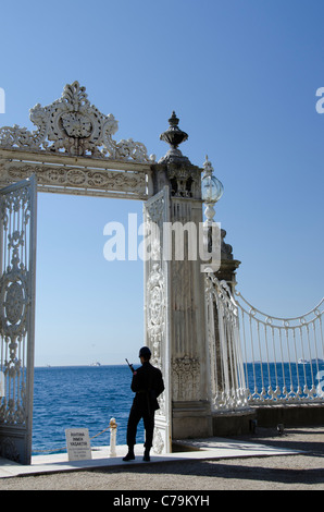 Türkei, Istanbul, Dolmabahce Palast. 19. Jahrhundert Sultan Residenz befindet sich am Ufer des Bosporus. Stockfoto