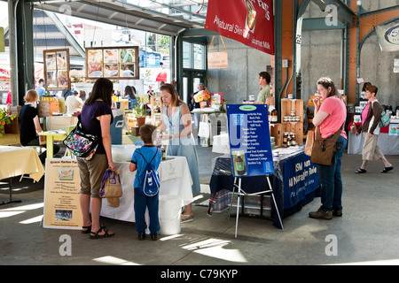 belebten Samstag Szene als Menschen durchsuchen & Shop Bauern & Kunsthandwerkermarkt am schönen Sumer Tag Bellingham Whatcom County WA Stockfoto