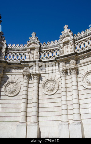 Türkei, Istanbul, Dolmabahce Palast. 19. Jahrhundert Sultan Residenz befindet sich am Ufer des Bosporus. Stockfoto