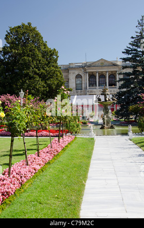 Türkei, Istanbul, Dolmabahce Palast. 19. Jahrhundert Sultan Residenz befindet sich am Ufer des Bosporus. Stockfoto
