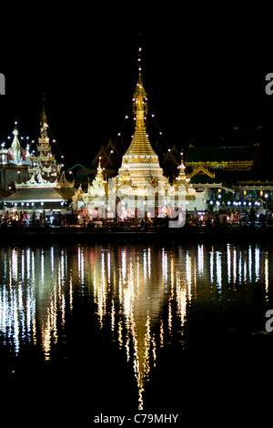 Beleuchtete Jong Klang und Jong Kam Tempel Loy Krathong Festival Mae Hong Son Thailand Stockfoto