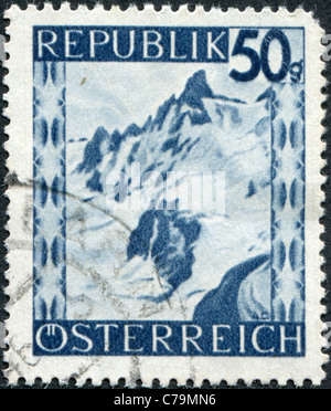 Österreich - 1945: Eine Briefmarke gedruckt in Österreich, zeigt der Silvretta, Vorarlberg Stockfoto