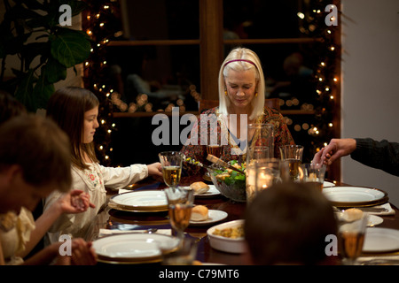 USA, Utah, Cedar Hills, drei-Generationen-Familie mit Mädchen (8-9) Hand in Hand am Weihnachtstisch Stockfoto