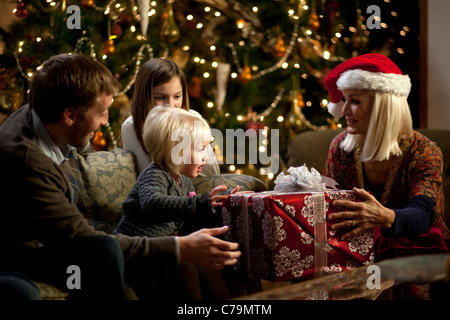 USA, Utah, Cedar Hills, drei-Generationen-Familie mit Mädchen (2-3, 8-9) Eröffnung Weihnachtsgeschenke Stockfoto