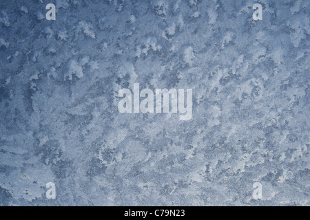 Nahaufnahme von Frost Kristalle auf einer Windschutzscheibe Stockfoto
