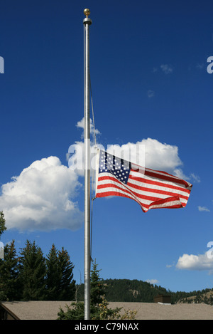 Flagge der Vereinigten Staaten auf die Hälfte Mitarbeiter für Staatstrauer Stockfoto