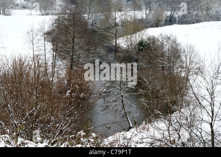Ein Fluss in einem Tal im Winter, 'La Varenne', an der Grenze der Orne (Normandie) - Mayenne (Pays de la Loire), Frankreich. Stockfoto
