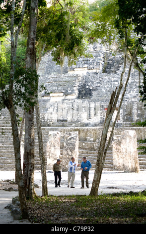 Präsident Calderon mit Peter Greenberg und Guide bei Calakmul auf der Halbinsel Yucatan Stockfoto