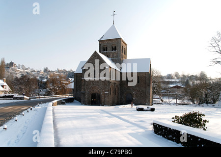 Römischen Kirche unter Schnee: "Notre Dame Sur l ' eau" in Domfront. Normandie, Frankreich. Stockfoto