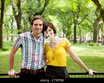 USA, New York, New York City, Porträt eines jungen Paares im park Stockfoto