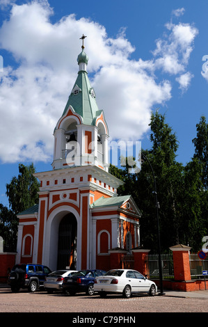 Der Glockenturm und das Tor der orthodoxen Kirche von St. Peter und St. Paul in Hamina Stadt. Die klassizistische Kuppel Rundkirche wurde... Stockfoto