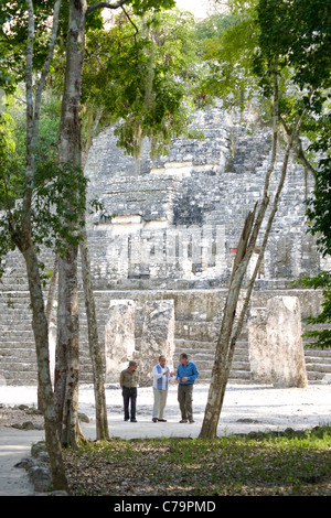 Präsident Calderon mit Peter Greenberg und Guide bei Calakmul auf der Halbinsel Yucatan Stockfoto