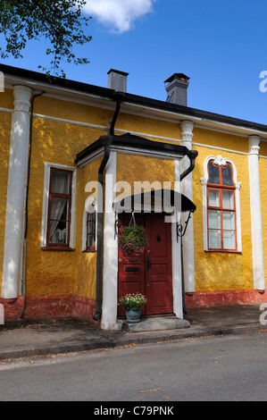 Der Eingang des Arvilommis Hauses. Das Haus wurde im Jahre 1849 erbaut. Neorococo außen verputztes Holzhaus ist einzigartig... Stockfoto