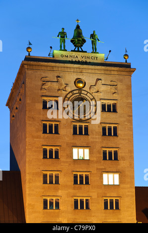 Bell-Männer am Abend, Krochhochhaus Gebäude, Augustusplatz Platz, Leipzig, Sachsen, Deutschland, Europa Stockfoto