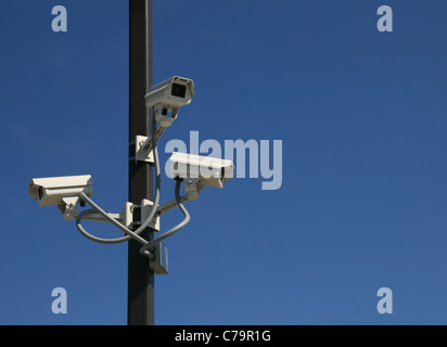 drei Video-Überwachungskameras mit einem blauen Himmel Hintergrund und Kopie Raum Mastleuchte Stockfoto