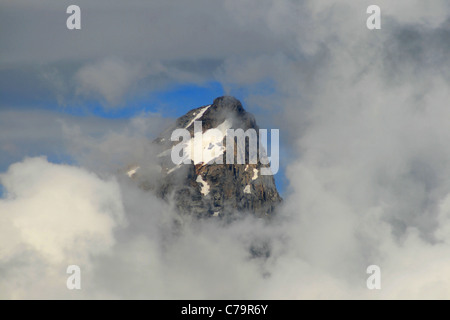 Gipfels 13.770 Fuß in den Grand Teton sichtbar durch ein Loch in den Wolken Stockfoto