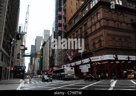 Zeigen Sie an, Blick nach Osten über Kreuzung aus braunem Backstein Carnegie Hall, Ecke 7th Avenue West 57th Street, New York City, USA Stockfoto