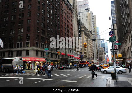 Nassen Nachmittag anzeigen, nach Süden in Richtung Times Square, Fußgänger, Autos, Wolkenkratzer, 7th Avenue West 56th Street, New York City Stockfoto