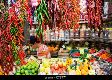 Verkauf von Gemüse, Obst und Gewürze auf einem Markt, Barcelona, Spanien Stockfoto