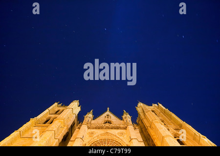 Die Kathedrale Santa Maria de Regia in der Nacht, Leon, Spanien Stockfoto