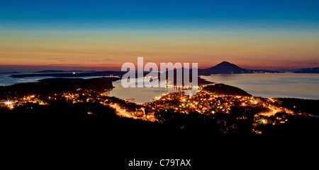 Mali Losinj, Kroatien-Blick vom Hügel in blaue Stunde Stockfoto