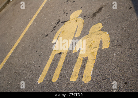 Straße in eine leere PKW-Stellplatz, die zeigen, dass es für Eltern mit Kindern nur Parken reserviert ist gekennzeichnet Stockfoto