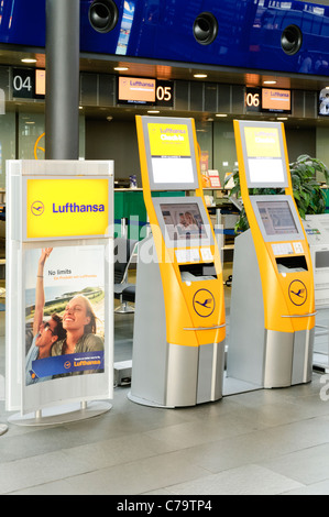 Lufthansa Check-in Terminals und Zähler, Flughafen Leipzig / Halle, Leipzig, Sachsen, Deutschland, Europa Stockfoto