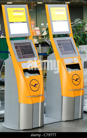 Lufthansa Check-in Terminals und Zähler, Flughafen Leipzig / Halle, Leipzig, Sachsen, Deutschland, Europa Stockfoto