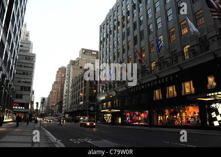 Sehen Sie am frühen Morgen Menschen Autos gelbes Taxi Display Windows Bloomingdale's Department Store, Lexington Avenue, New York City, USA Stockfoto