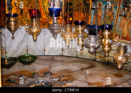 Ein Silber-Sternchen kennzeichnet die traditionellen Ort der Geburt Jesu in einer Grotte unter Bethlehems-Kirche der Geburt. Stockfoto