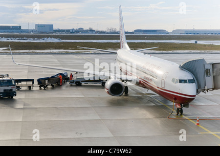 Airberlin Flugzeuge während des Ladens, Flughafen Leipzig / Halle, Leipzig, Sachsen, Deutschland, Europa Stockfoto