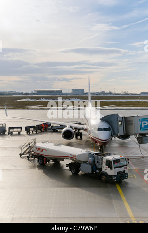 Airberlin Flugzeuge während des Ladens, Flughafen Leipzig / Halle, Leipzig, Sachsen, Deutschland, Europa Stockfoto