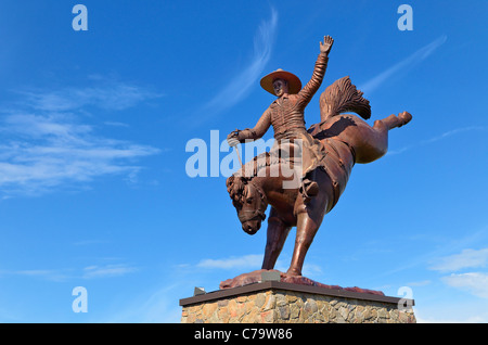 "Das Vermächtnis" Statue - die weltweit größte Ruckeln Sattel Bronc und Reiter, Ponoka, Alberta, Kanada Stockfoto