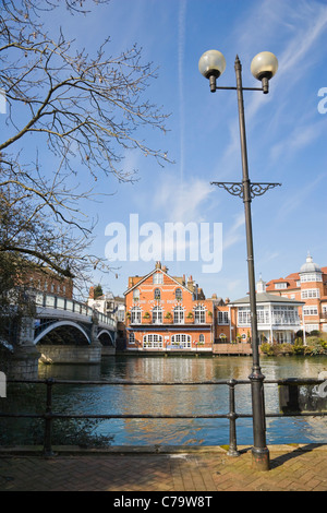 Windsor Bridge, Haus auf der Brücke Restaurant und König Stall Street Eigenschaften von der Themse in Eton, Berksire, England Stockfoto