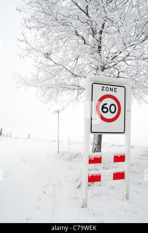 Tempolimit Schild in Holland im winter Stockfoto