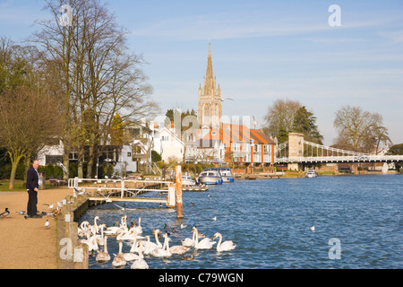 Marlow-Hängebrücke und All Saints Church von Thames River, Marlow, Buckinghamshire, England, UK Stockfoto