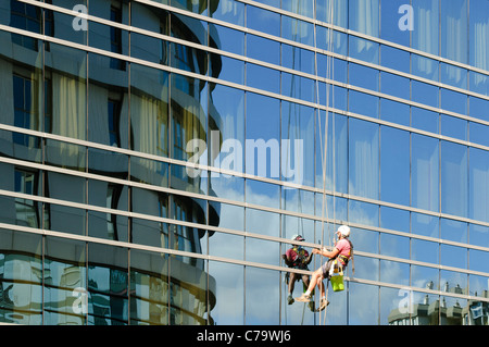 Fensterputzer am Kletterseil, Santa Cruz, Teneriffa, Kanarische Inseln, Spanien, Europa Stockfoto