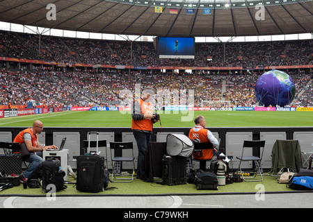 Fotografen in Dreharbeiten Positionen im Berliner Olympiastadion vor der Eröffnung Spiel der Fußball-Weltmeisterschaft der Frauen 2011 Stockfoto