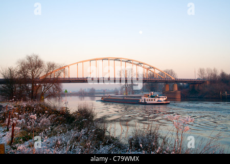 Schiff-Schiff am Fluss IJssel bei Doesburg, Niederlande Stockfoto