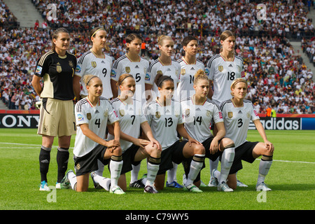 Die Deutschland ab elf Linien für das Eröffnungsspiel der Frauen 2011 WM-Fußball-Turnier gegen Kanada. Stockfoto