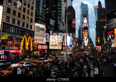 Dämmerung Menschen Neon Wolkenkratzer 7th Avenue aus TKTS Schritte, Times Square, New York City, USA Verkehr Stockfoto