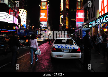 Nachtansicht des Neon Schilder, Verkehr, Menschen, Polizei Auto und Bürgersteig Polizisten, 7th Avenue, Times Square, New York City geparkt Stockfoto