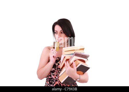 junge Frau, die hohen Rechnungen mit Kreditkarte bezahlen Stockfoto