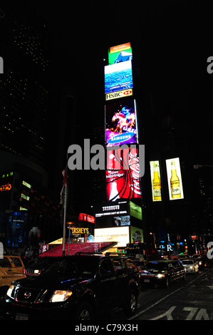 Nächtliche Porträt Verkehr 7th Avenue Duffy Square TKTS Schritte hin zu hohen Wolkenkratzer Fassade Neon Werbung, New York City Stockfoto