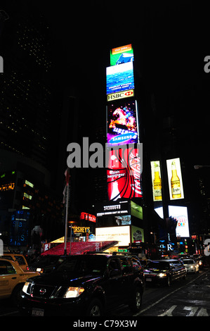 Schwarze Nacht Porträt Verkehr 7th Avenue, Duffy Square TKTS Schritte hin zu hohen Wolkenkratzer Fassade Neon Werbung, New York City Stockfoto