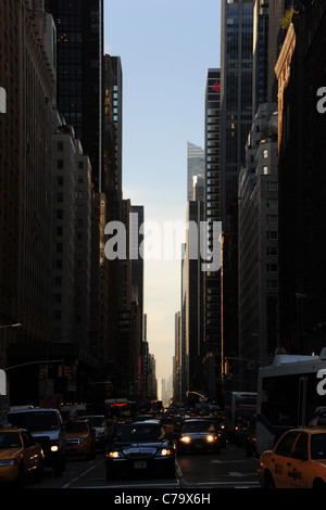 Am frühen Morgen Porträt "Wolkenkratzer Alley" 6th Avenue, mit Verkehr warten an Kreuzung mit Central Park South, New York, USA Stockfoto