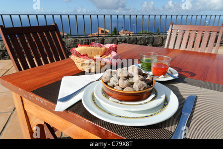 Traditionelle kanarische Küche, Kanarische runzlige Kartoffeln, Papas Arrugadas mit Rojo Mojo und Mojo Verde Saucen, Teneriffa Stockfoto