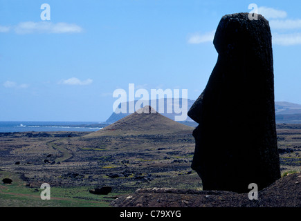Die 887 monumentalen steinernen Statuen (Moai) erstellt von der frühen Rapanui Menschen übersieht Ostern Insel im Pazifischen Ozean. Stockfoto